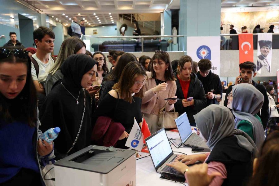 Büyükşehir Belediyesi, Gönüllüler Günü’nü Gençlerle Kutladı