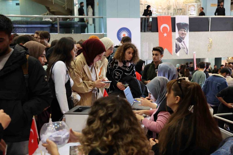 Büyükşehir Belediyesi, Gönüllüler Günü’nü Gençlerle Kutladı