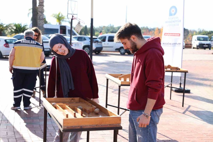 Büyükşehir Belediyesi, Gönüllüler Günü’nü Gençlerle Kutladı