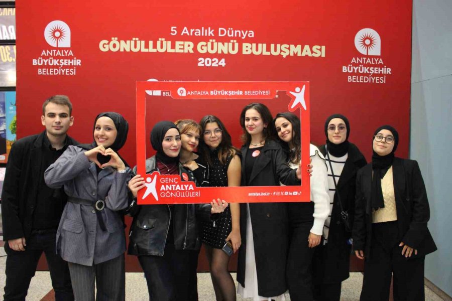 Büyükşehir Belediyesi, Gönüllüler Günü’nü Gençlerle Kutladı