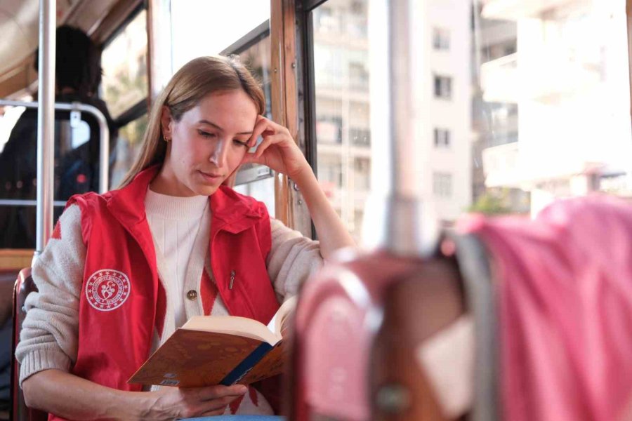 Nostalji Tramvayı’nda Kitap Okudular