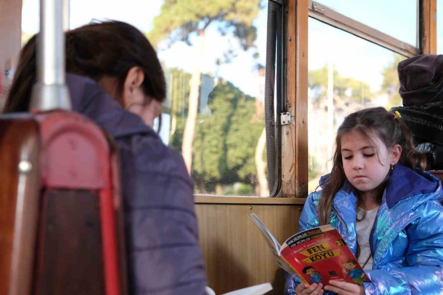 Nostalji Tramvayı’nda Kitap Okudular