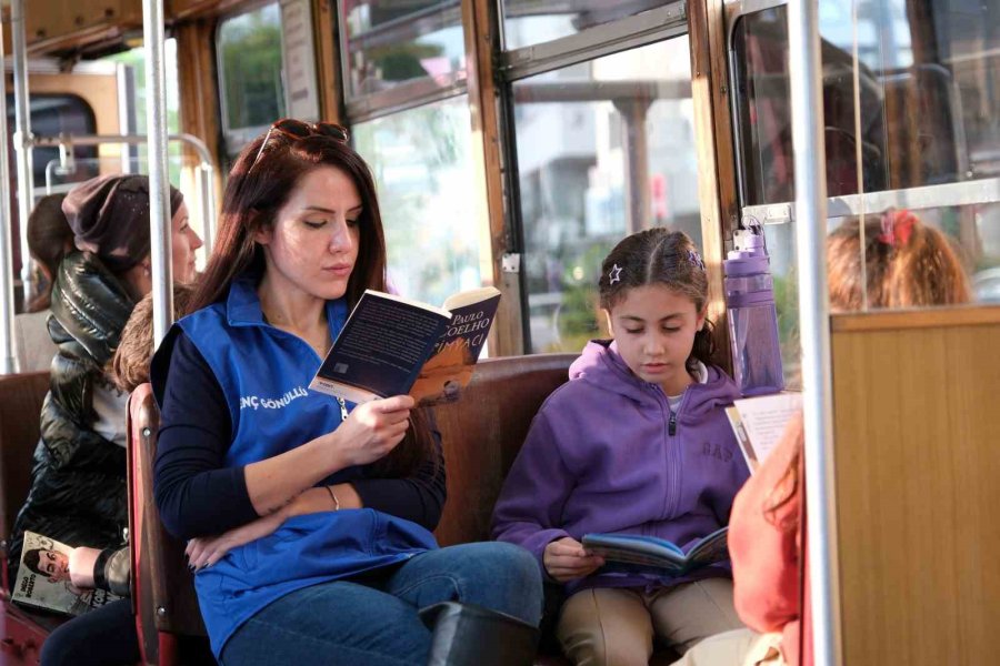 Nostalji Tramvayı’nda Kitap Okudular