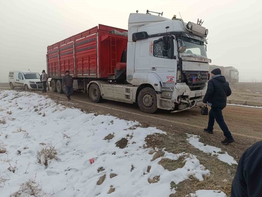 Öğrenci Servisi İle Tır Çarpıştı: 1 Yaralı