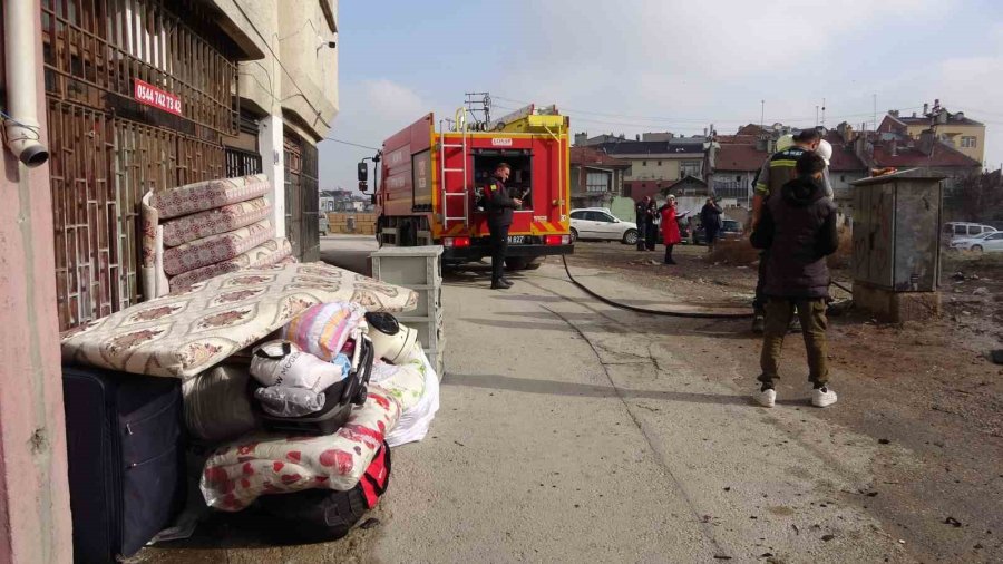 Kira Ödemeyen Kiracı, Tahliye Kararıyla Evden Çıkarılan Eşyaları Ateşe Verdi