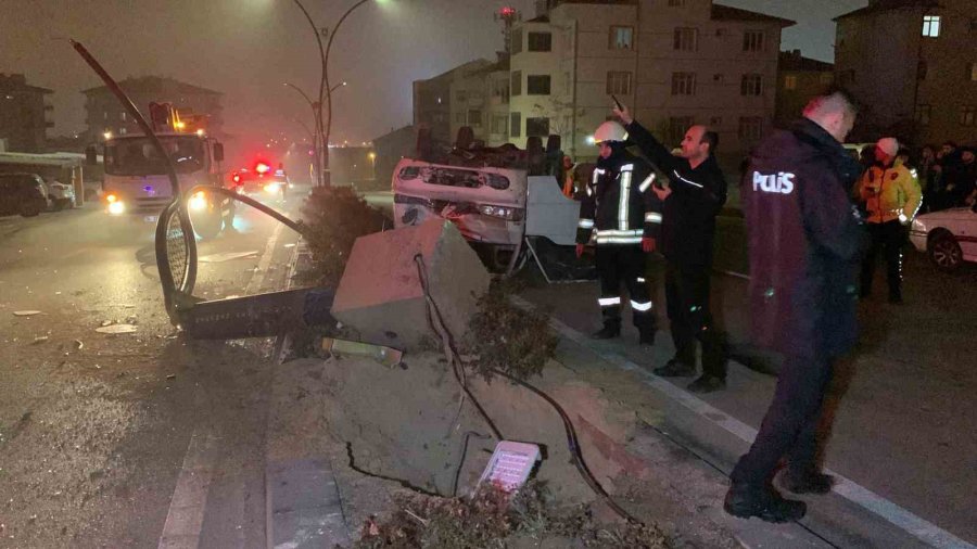 Karaman’da Aydınlatma Direğine Çarpan Minibüs Takla Attı: 1 Yaralı