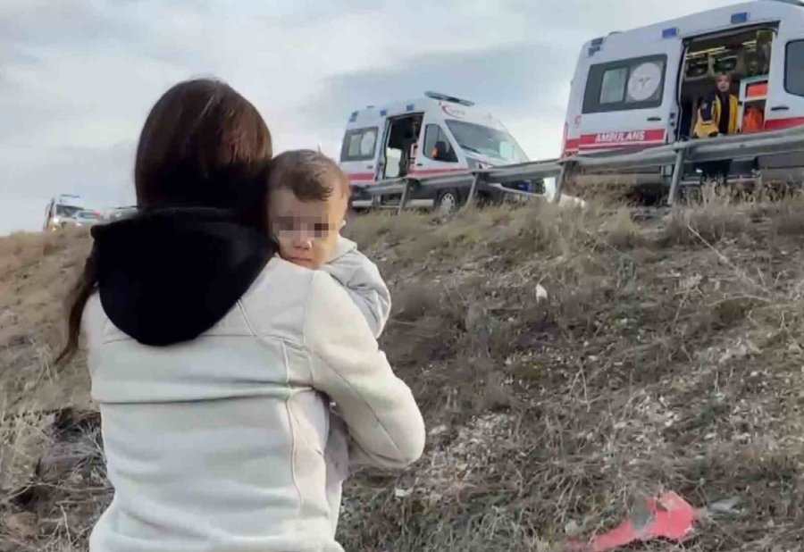 10 Aylık Bebek Kaza Yapan Araçtan Böyle Kurtarıldı