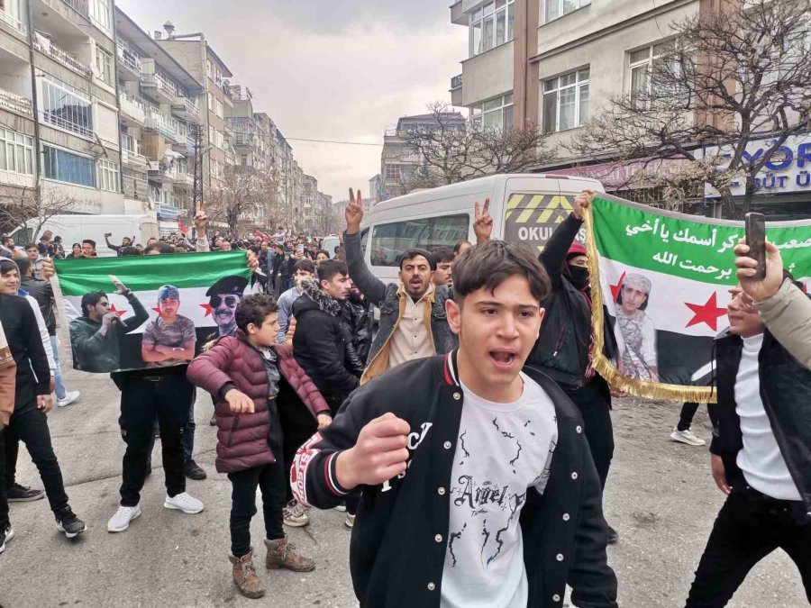 Kayseri’deki Suriyeliler Esed Rejiminin İndirilişini Kutladı