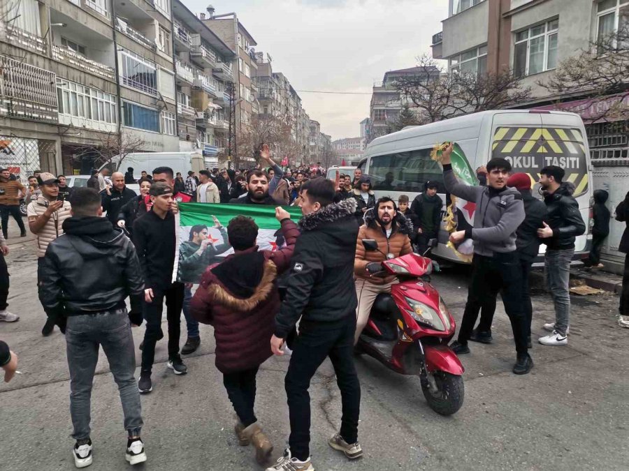 Kayseri’deki Suriyeliler Esed Rejiminin İndirilişini Kutladı