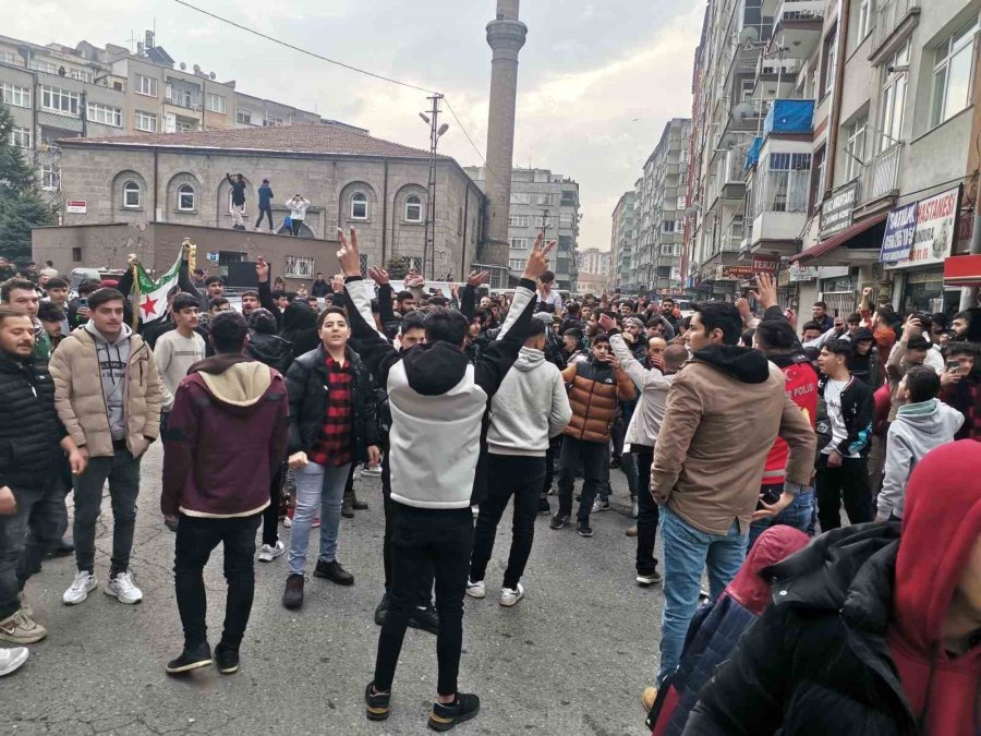 Kayseri’deki Suriyeliler Esed Rejiminin İndirilişini Kutladı