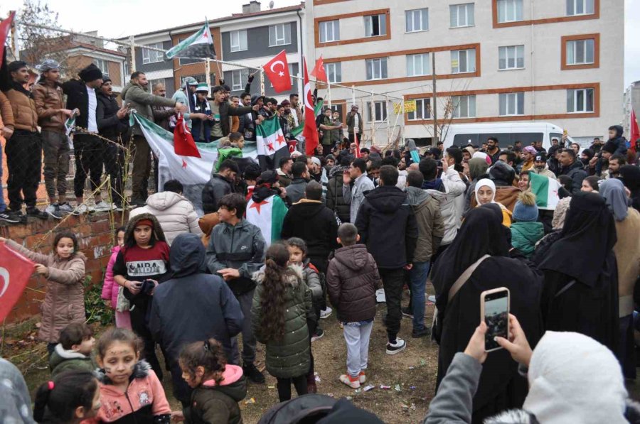 Eskişehir’deki Suriyeliler Esad Rejiminin Çöküşünü Kutladı