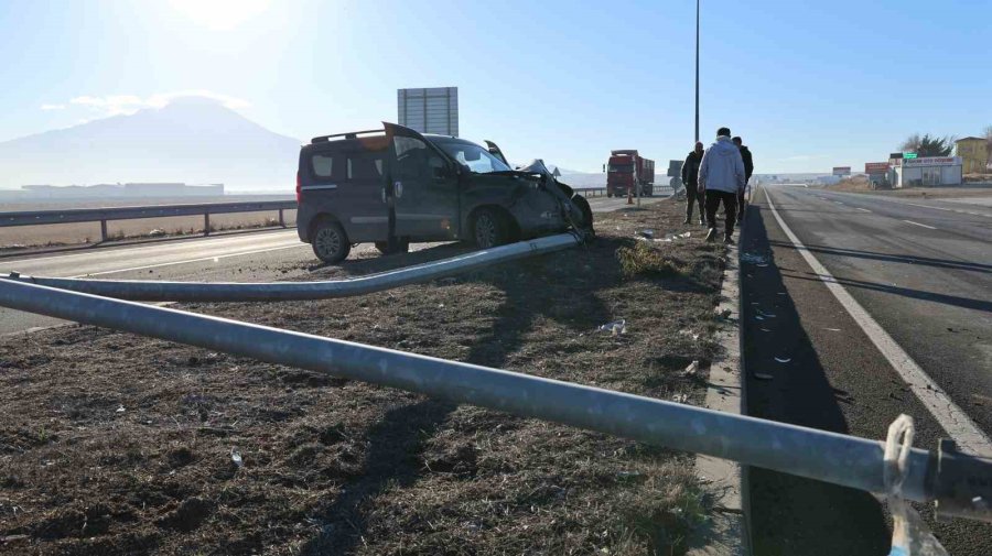 Aksaray’da Direğe Çarpan Araç Sürücüsü Yaralandı