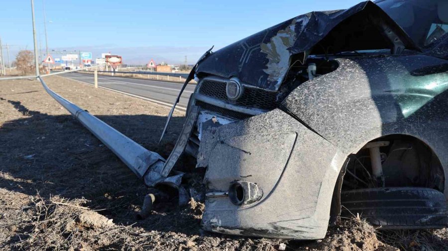 Aksaray’da Direğe Çarpan Araç Sürücüsü Yaralandı