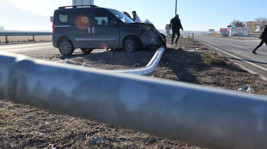 Aksaray’da Direğe Çarpan Araç Sürücüsü Yaralandı