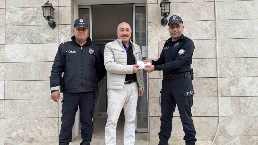 Polis Ekipleri Buldukları 30 Bin 200 Tl’yi Sahibine Teslim Etti