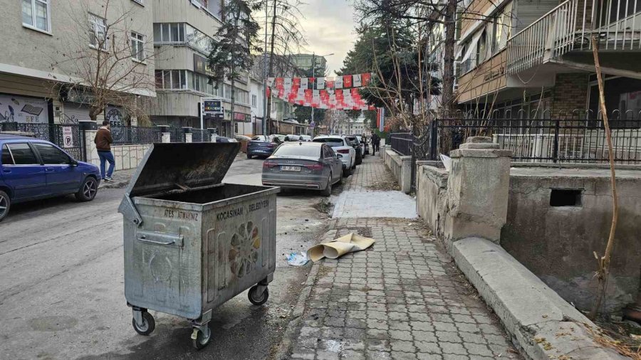 Chp İl Başkanlığı Önündeki Patlama İddiası: Çöpteki Batarya Patlamış