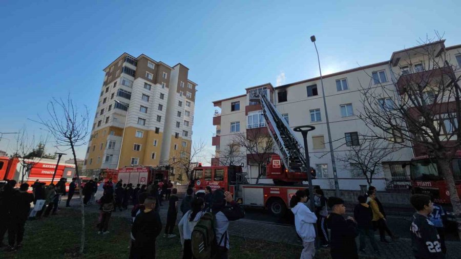 Evde Çıkan Yangında Faciadan Dönüldü