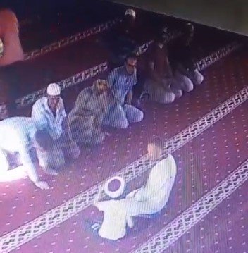 İmamın Yanında Namaz Kılan Down Sendromlu Çocuğa Müftüden Hediye