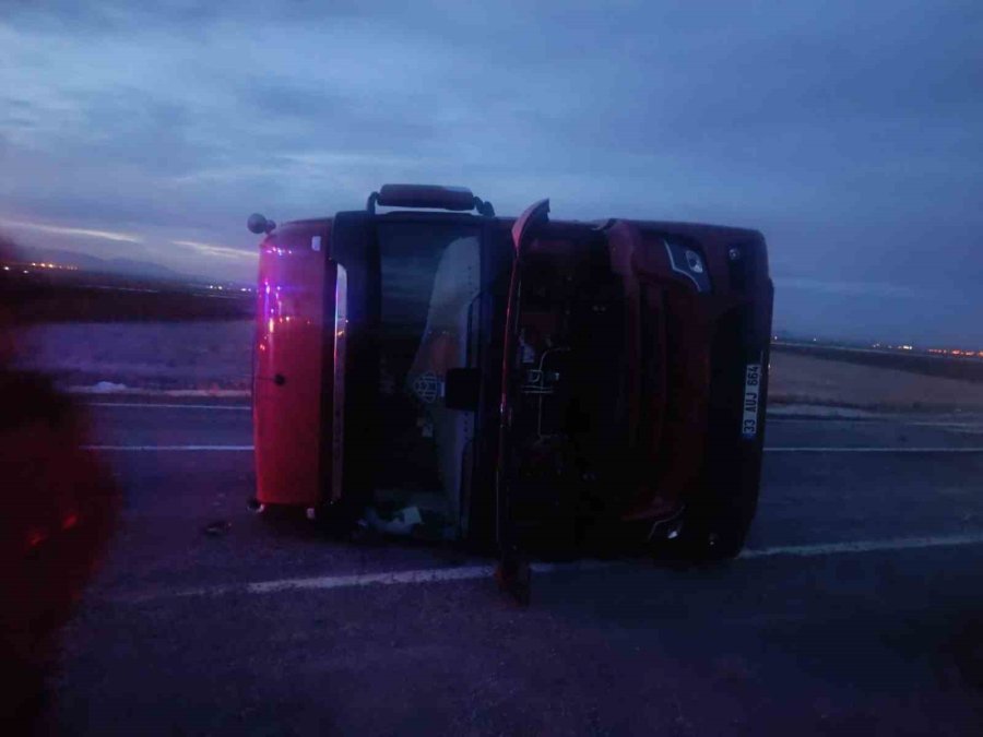 Niğde-kayseri Karayolunda Akaryakıt Tankeri Devrildi: 1 Yaralı