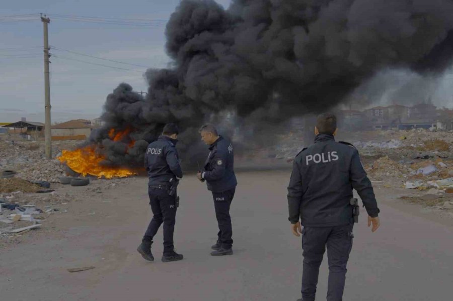 Alev Alev Yanan Lastiklerden Gökyüzüne Siyah Duman Yükseldi