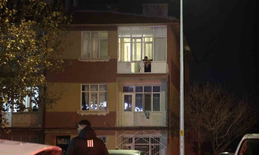 Bunalıma Giren Şahıs Polise Direndi: Evinin Camlarını Kırıp Sokağa Fırlattı