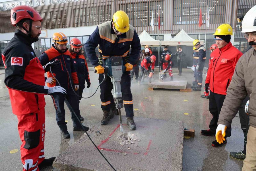 Arama Kurtarma Eğitimini Tamamlayan 446 Kişiye Sertifika