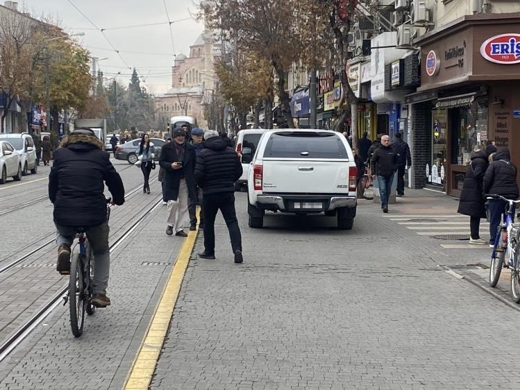 Trafiğe Kapalı Caddede Seyrediyor, Otopark Gibi Kullanıyorlar