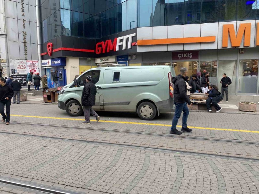 Trafiğe Kapalı Caddede Seyrediyor, Otopark Gibi Kullanıyorlar