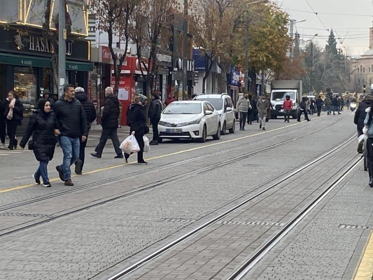 Trafiğe Kapalı Caddede Seyrediyor, Otopark Gibi Kullanıyorlar