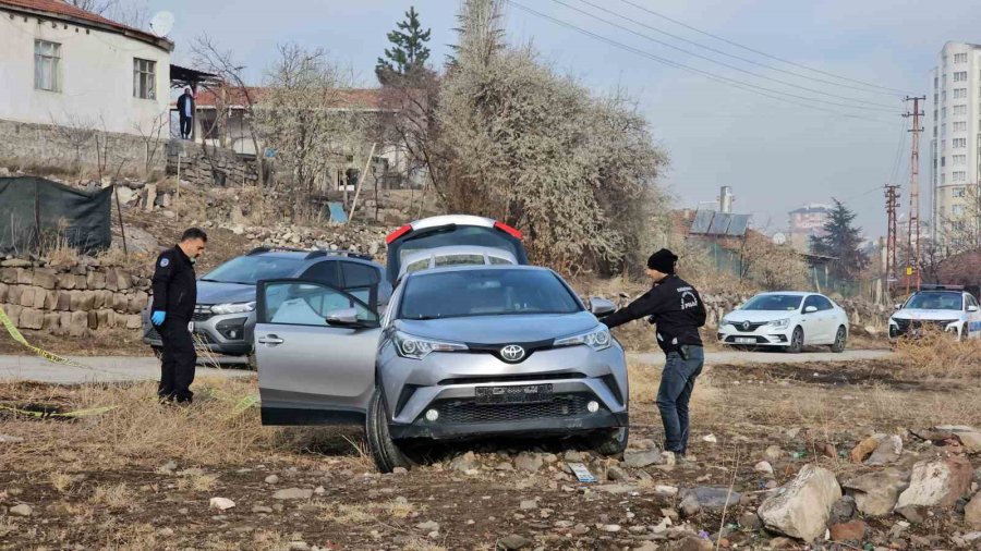 Çalıntı Plakalı Araçla Polisin ’dur’ İhtarına Uymayan Şüpheliler Yakalandı