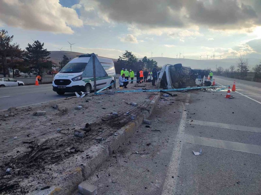 Konya’da Otomobil Refüje Çarptı: 3 Ölü