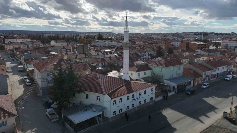 Eskişehir’deki Yavuz Camii’nin Duvarına “bence Affeder, Gel Konuş İstersen” Pankartı Asıldı