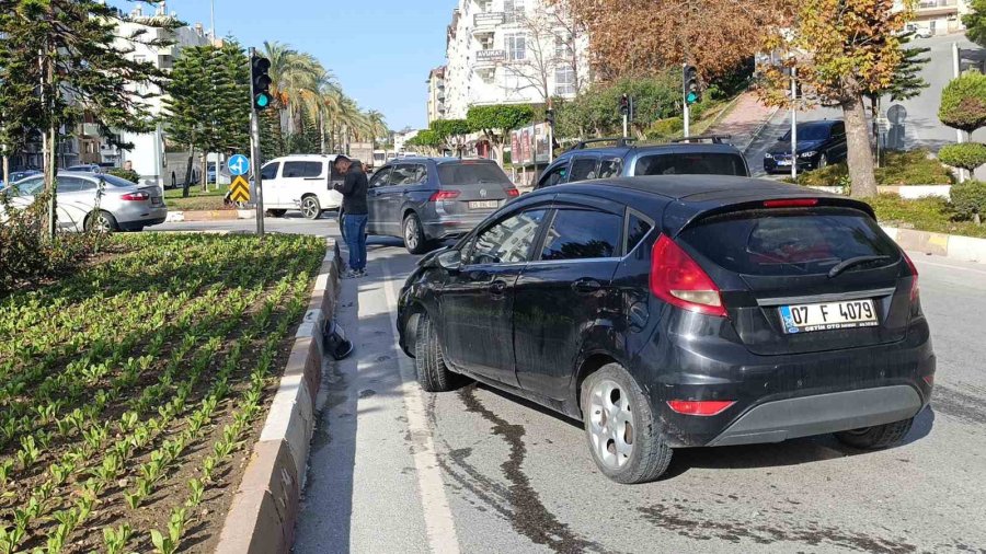 Kavşak Sisteminde Araçlar Çarpıştı, Şans Eseri Yaralanan Olmadı