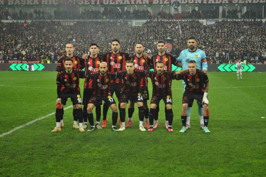 Taraftarıyla Rekor Kıran Eskişehirspor, Liderlik Koltuğuna Oturdu