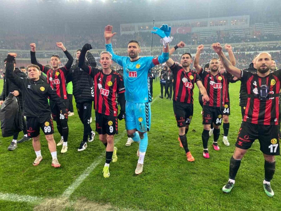 Taraftarıyla Rekor Kıran Eskişehirspor, Liderlik Koltuğuna Oturdu