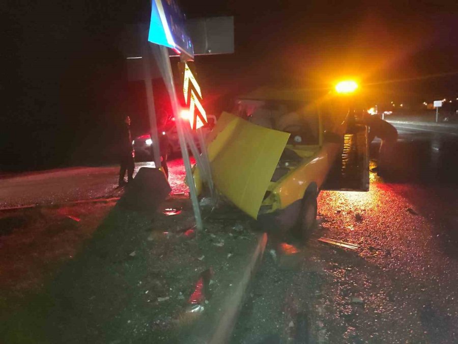 Konya’da Otomobil Trafik Levhasına Çarptı: 6 Yaralı