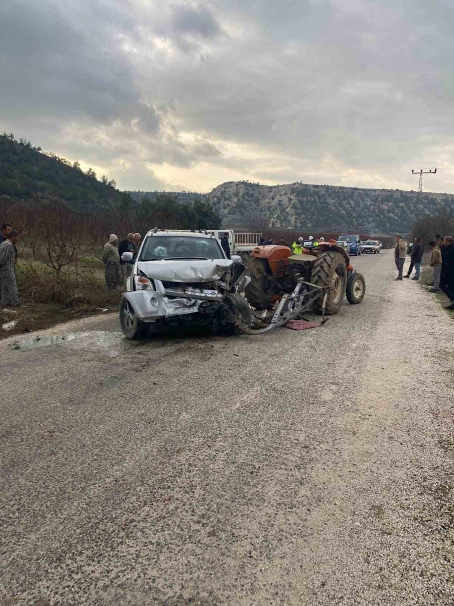 Mersin’de Kamyonet Traktöre Arkadan Çarptı: 4 Yaralı