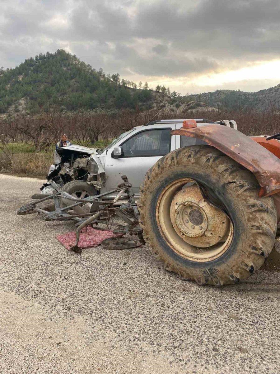 Mersin’de Kamyonet Traktöre Arkadan Çarptı: 4 Yaralı