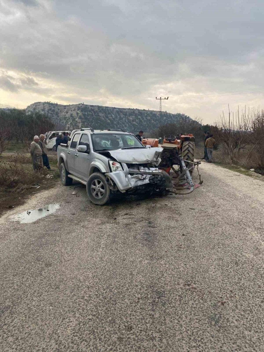 Mersin’de Kamyonet Traktöre Arkadan Çarptı: 4 Yaralı