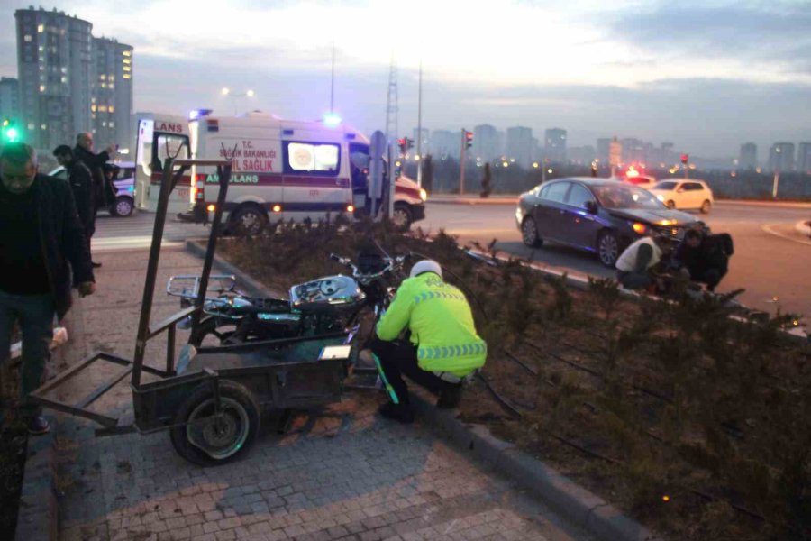 Kayseri’de Otomobil Sepetli Motosikletle Çarpıştı: 2’si Ağır 4 Yaralı