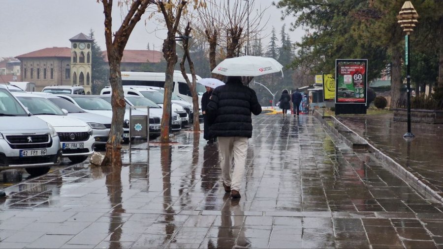 Aksaray’da Gece Başlayan Sağanak Etkisini Sürdürüyor