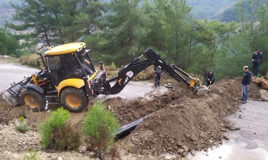 Alanya’da Yağıştan Etkilenen Mahalle Yollarında Bakım Ve Onarım