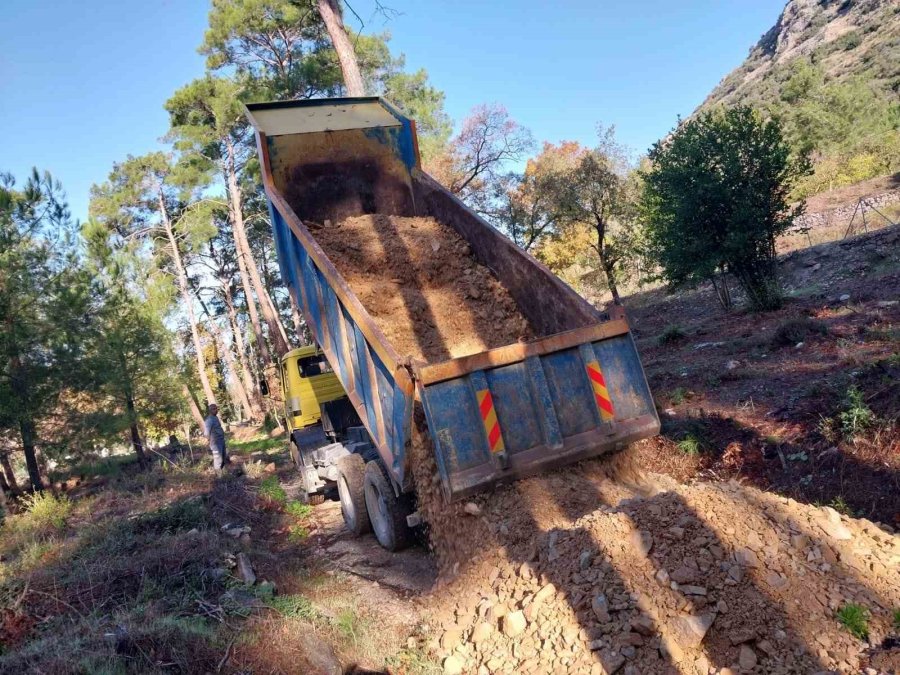 Alanya’da Yağıştan Etkilenen Mahalle Yollarında Bakım Ve Onarım