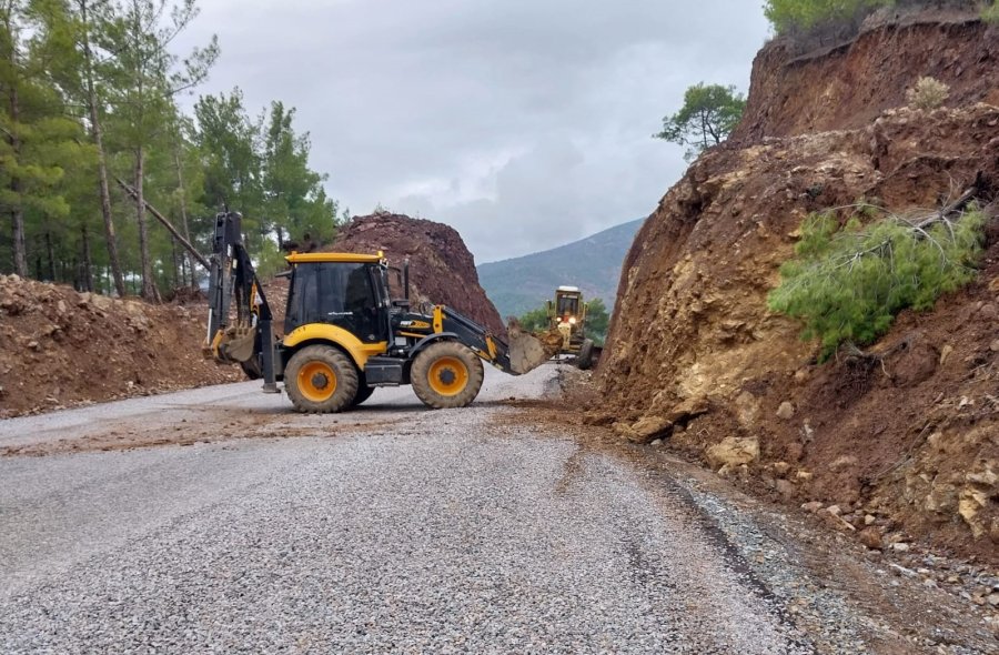 Alanya’da Yağıştan Etkilenen Mahalle Yollarında Bakım Ve Onarım