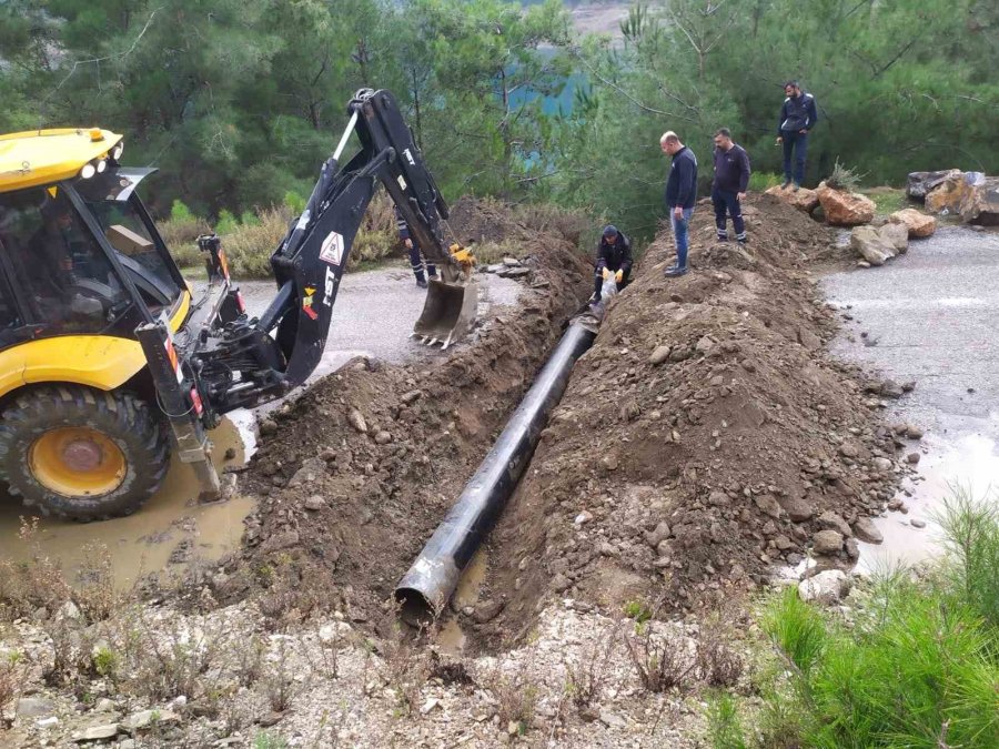 Alanya’da Yağıştan Etkilenen Mahalle Yollarında Bakım Ve Onarım