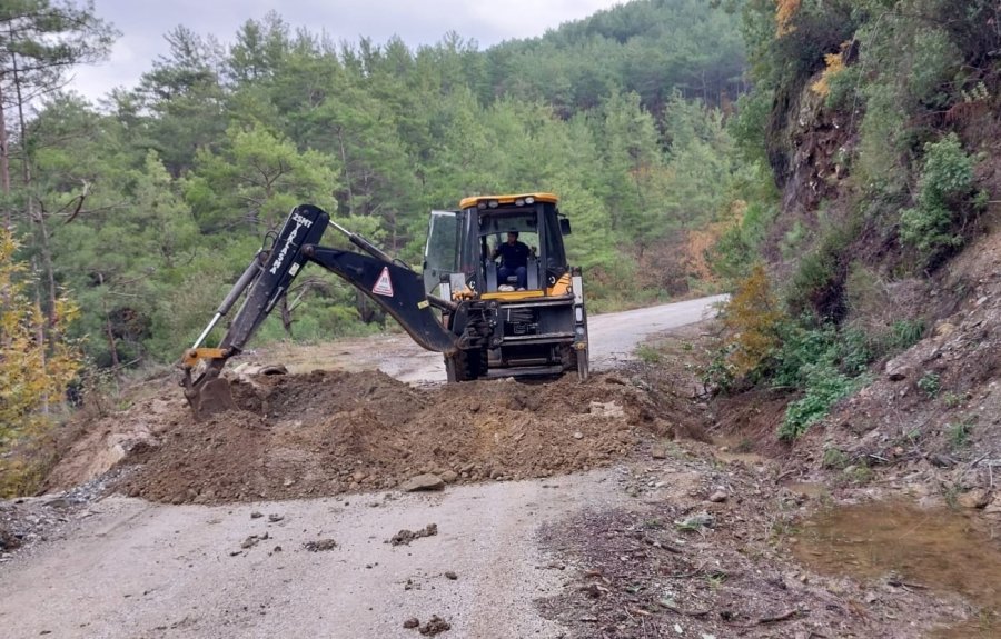 Alanya’da Yağıştan Etkilenen Mahalle Yollarında Bakım Ve Onarım