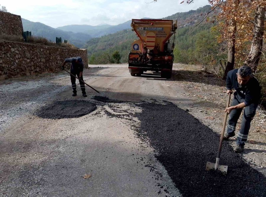 Alanya’da Yağıştan Etkilenen Mahalle Yollarında Bakım Ve Onarım