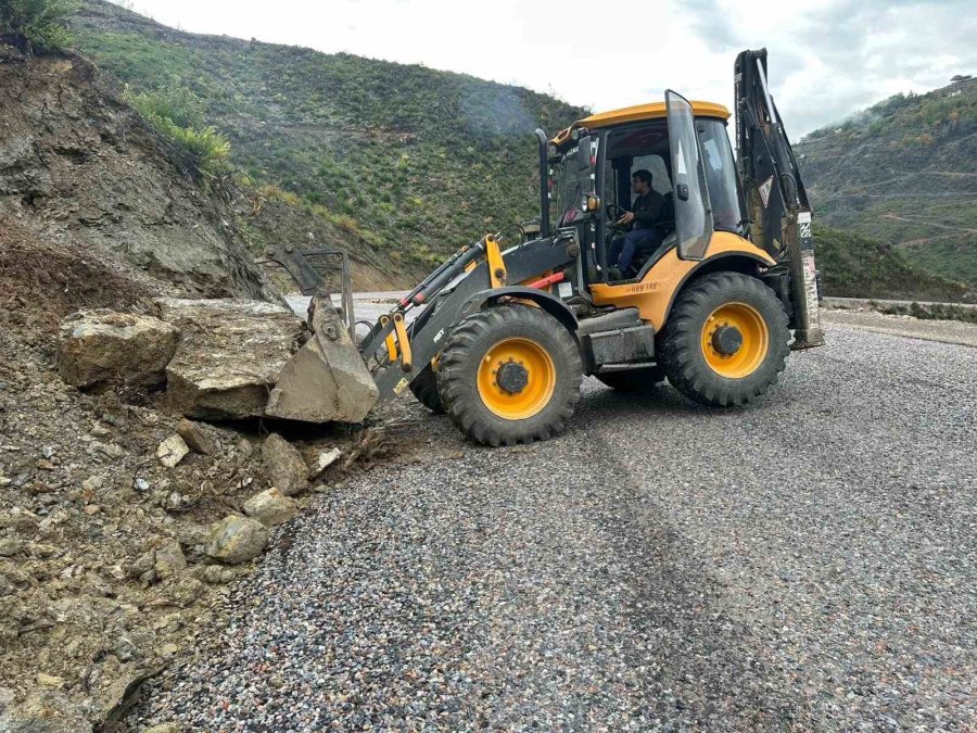 Alanya’da Yağıştan Etkilenen Mahalle Yollarında Bakım Ve Onarım