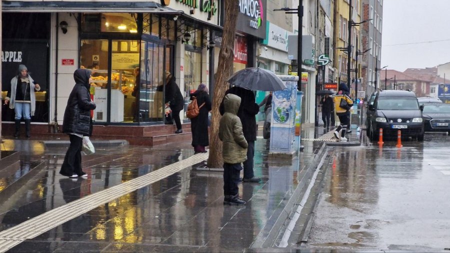 Aksaray’da Gece Başlayan Sağanak Etkisini Sürdürüyor