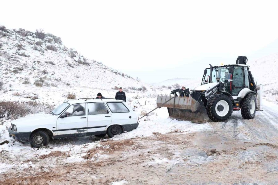 Bünyan’da Kayarak Şarampole Düşen Araç Kurtarıldı